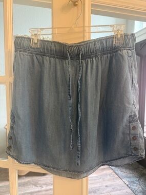 Light Wash Denim Skirt with Button Side Detail L